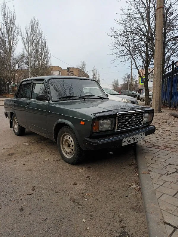 Продам ваз 2107 год 2010 пробег 180 тысяч мотор 1.6 установлена сигнализацыя и цз машина без штрафов и запретов готов присутствовать в мрео машина на полном ходу сел поехал мотор без масла жора коробка без хрустов ходовая в порядке кузов ровный не косой не кривой но есть возрастные дефекты жучки и т д раскажу по телефону цена 215 тысяч торг будет только у капота с реальным покупателем смотреть город донецк +79498915814 - фотография - 2