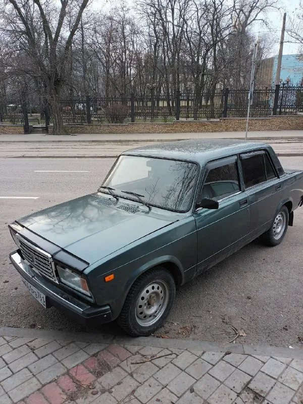 Продам ваз 2107 год 2010 пробег 180 тысяч мотор 1.6 установлена сигнализацыя и цз машина без штрафов и запретов готов присутствовать в мрео машина на полном ходу сел поехал мотор без масла жора коробка без хрустов ходовая в порядке кузов ровный не косой не кривой но есть возрастные дефекты жучки и т д раскажу по телефону цена 215 тысяч торг будет только у капота с реальным покупателем смотреть город донецк +79498915814 - фотография - 3