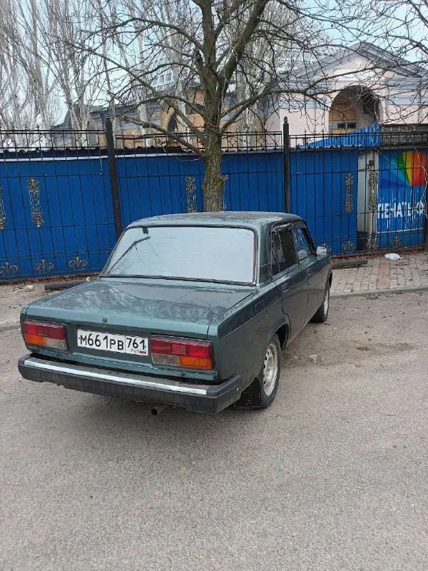 Продам ваз 2107 год 2010 пробег 180 тысяч мотор 1.6 установлена сигнализацыя и цз машина без штрафов и запретов готов присутствовать в мрео машина на полном ходу сел поехал мотор без масла жора коробка без хрустов ходовая в порядке кузов ровный не косой не кривой но есть возрастные дефекты жучки и т д раскажу по телефону цена 215 тысяч торг будет только у капота с реальным покупателем смотреть город донецк +79498915814 - фотография - 5