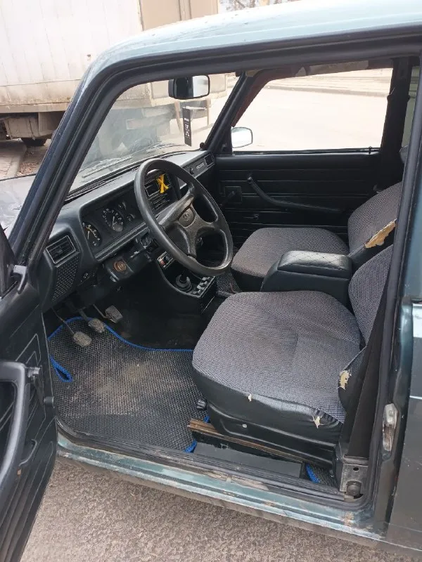 Продам ваз 2107 год 2010 пробег 180 тысяч мотор 1.6 установлена сигнализацыя и цз машина без штрафов и запретов готов присутствовать в мрео машина на полном ходу сел поехал мотор без масла жора коробка без хрустов ходовая в порядке кузов ровный не косой не кривой но есть возрастные дефекты жучки и т д раскажу по телефону цена 215 тысяч торг будет только у капота с реальным покупателем смотреть город донецк +79498915814 - фотография - 6