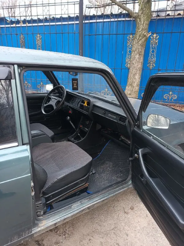 Продам ваз 2107 год 2010 пробег 180 тысяч мотор 1.6 установлена сигнализацыя и цз машина без штрафов и запретов готов присутствовать в мрео машина на полном ходу сел поехал мотор без масла жора коробка без хрустов ходовая в порядке кузов ровный не косой не кривой но есть возрастные дефекты жучки и т д раскажу по телефону цена 215 тысяч торг будет только у капота с реальным покупателем смотреть город донецк +79498915814 - фотография - 7