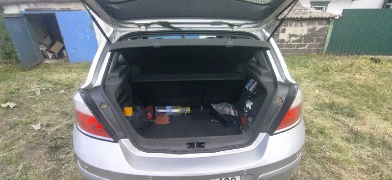 Opel astra h год выпуска 2005 двигатель 1,6 xer бензин (надежный мотор без теплообменника и фазорегулятора) мкпп 5 ступка пробег 260 тыс км ✅ оригинальный пробег💯 авто едет бодро я владелец 2 ключа👍 заводской окрас стекла в круг все родные в этом авто есть всё для души и комфортной езды, работает все исправно, ошибок нет: климат контроль, круиз контроль, бортовой компьютер, эл регулировка и подогрев боковых зеркал, электро стеклоподъёмники, мультируль, задний парктроник,8подушек безопасности,2 качественный чехлы надежный практичный, обслуженный и ухоженный автомобиль. цена 450,000 р. +79494867698 📞 звоните: +7(949)4867698 - фотография - 3