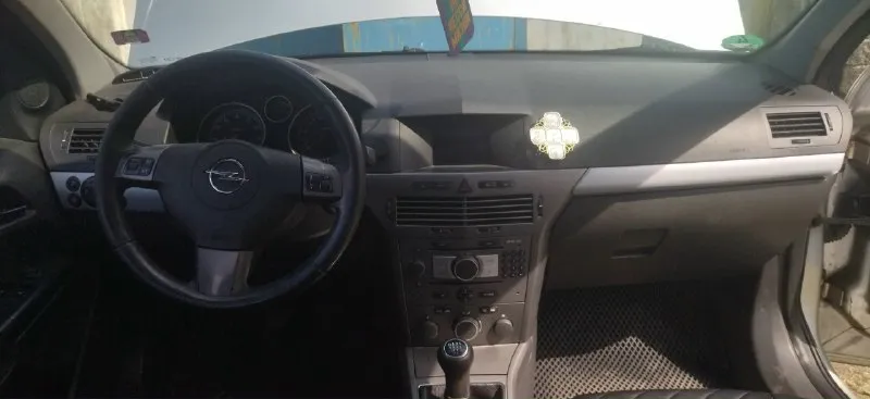 Opel astra h год выпуска 2005 двигатель 1,6 xer бензин (надежный мотор без теплообменника и фазорегулятора) мкпп 5 ступка пробег 260 тыс км ✅ оригинальный пробег💯 авто едет бодро я владелец 2 ключа👍 заводской окрас стекла в круг все родные в этом авто есть всё для души и комфортной езды, работает все исправно, ошибок нет: климат контроль, круиз контроль, бортовой компьютер, эл регулировка и подогрев боковых зеркал, электро стеклоподъёмники, мультируль, задний парктроник,8подушек безопасности,2 качественный чехлы надежный практичный, обслуженный и ухоженный автомобиль. цена 450,000 р. +79494867698 📞 звоните: +7(949)4867698 - фотография - 6