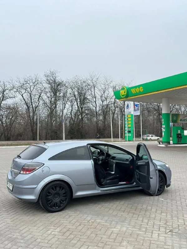 Opel astra gts опель астра 💰540.000💰 2010г 1.6 мт мотор отличный, не дымит, не троит, едет бодро, масло не ест коробка механика не хрустит не выбивает ходовая не гремит не стучит на очень хорошей комплектации, все работает по электрике без рыжиков, и без гнили! техничка просто огонь 🔥 на уверенном максимально бодром ходу 👌 документы чистые, без запретов, без штрафов, переоформление без проблем, можно сразу в мрэо цена 540.000 руб торг разумный у капота осмотр г. макеевка связь +7949-607-32-69 +79494890856 - фотография - 8