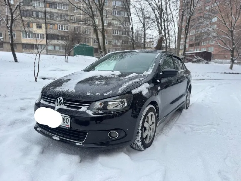 Продам фольксваген поло 2011 год выпуска в хорошей комплектации коробка автомат подогрев сидений подогрев зеркал подогрев лобового кондиционер цена 750 торг +79494548896 - фотография - 3