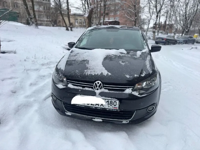 Продам фольксваген поло 2011 год выпуска в хорошей комплектации коробка автомат подогрев сидений подогрев зеркал подогрев лобового кондиционер цена 750 торг +79494548896 - фотография - 4