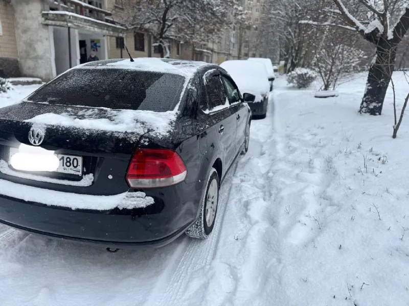 Продам фольксваген поло 2011 год выпуска в хорошей комплектации коробка автомат подогрев сидений подогрев зеркал подогрев лобового кондиционер цена 750 торг +79494548896 - фотография - 7