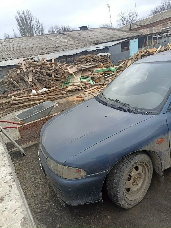 Продам mitsubishi lancer glx 1993 год выпуска на запчасти мотор 2,0 порвался ремень грм, коробка механика 5-ти ступка. комплектация: кондиционер, люк, 4 эл. стеклоподъемника, эл. зеркала с подогревом, регулировка руля по высоте, салон велюровый. состояние кузова видно на фото. цена 100.000 рублей звоните +79493591268 📞 звоните: +7(949)3591268 - фотография - 3