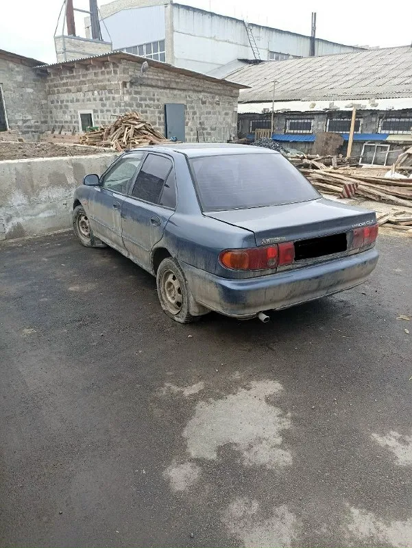 Продам mitsubishi lancer glx 1993 год выпуска на запчасти мотор 2,0 порвался ремень грм, коробка механика 5-ти ступка. комплектация: кондиционер, люк, 4 эл. стеклоподъемника, эл. зеркала с подогревом, регулировка руля по высоте, салон велюровый. состояние кузова видно на фото. цена 100.000 рублей звоните +79493591268 📞 звоните: +7(949)3591268 - фотография - 5