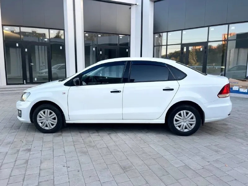 Volkswagen polo 2017 года выпуска 1.6 мкпп пробег 124 тыс. км ✅1 владелец за все время эксплуатации ✅ машина по технической части в идеальном состоянии, мотор, коробка, подвеска без каких либо нареканий ✅ по кузову выглядит шикарно 🔥 весь автомобиль в заводском окрасе за исключением двух элементов косметический окрас ✅салон в хорошем состоянии, по комплектации эл. пакет, кондиционер, 2 подушки безопасности, абс, курсовая устойчивость, регулировка руля в 2х плоскостях, 2 комплекта колес, зимняя резина абсолютно новая зугрэс помогу с кредитом, при необходимости цена 885 000 торг строго у авто, смотрите рынок, в таком состоянии машин остается все меньше +79496227410 +79493638319 - фотография - 3