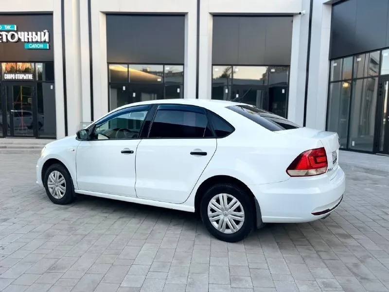Volkswagen polo 2017 года выпуска 1.6 мкпп пробег 124 тыс. км ✅1 владелец за все время эксплуатации ✅ машина по технической части в идеальном состоянии, мотор, коробка, подвеска без каких либо нареканий ✅ по кузову выглядит шикарно 🔥 весь автомобиль в заводском окрасе за исключением двух элементов косметический окрас ✅салон в хорошем состоянии, по комплектации эл. пакет, кондиционер, 2 подушки безопасности, абс, курсовая устойчивость, регулировка руля в 2х плоскостях, 2 комплекта колес, зимняя резина абсолютно новая зугрэс помогу с кредитом, при необходимости цена 885 000 торг строго у авто, смотрите рынок, в таком состоянии машин остается все меньше +79496227410 +79493638319 - фотография - 4