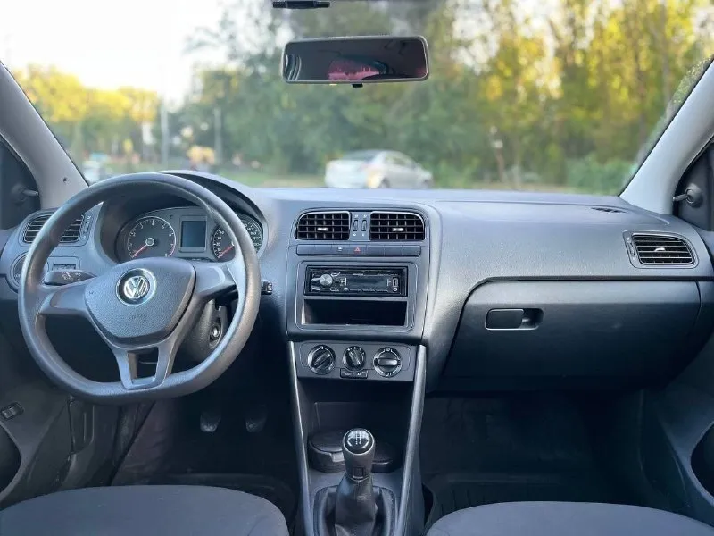 Volkswagen polo 2017 года выпуска 1.6 мкпп пробег 124 тыс. км ✅1 владелец за все время эксплуатации ✅ машина по технической части в идеальном состоянии, мотор, коробка, подвеска без каких либо нареканий ✅ по кузову выглядит шикарно 🔥 весь автомобиль в заводском окрасе за исключением двух элементов косметический окрас ✅салон в хорошем состоянии, по комплектации эл. пакет, кондиционер, 2 подушки безопасности, абс, курсовая устойчивость, регулировка руля в 2х плоскостях, 2 комплекта колес, зимняя резина абсолютно новая зугрэс помогу с кредитом, при необходимости цена 885 000 торг строго у авто, смотрите рынок, в таком состоянии машин остается все меньше +79496227410 +79493638319 - фотография - 7