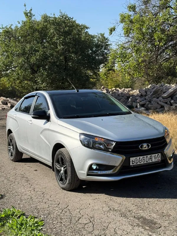 Продам lada vesta год: 2021 (куплена в 2022) пробег: 38.000км собственник один состояние идеальное, зимняя резина на штампах(не ржавые) имеется комплект летней резины на литье, би лед линзы в птф, доводчики багажника, четыре стеклоподъемника, сигнализация с автозапуском, замена масла каждые 8тыс. км цена: 1.150.000 +79499718262 алексей машина находится в донецке - фотография - 2