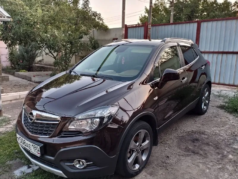 Продам автомобиль opel мокко 2012 года выпуска, куплена в 2013 1.8 л на автомате пробег 110 тыс, оригинальный. ✅ всё подтверждает автотека, машина не битая и не крашеная 100 процентов. в машине есть всё: • подогрев руля, сидений, зеркал и лобового стекла • электро привод зеркал • 18 колёса • датчик света и дождя • подсветка обочины • удержание полосы на дороге ничего делать не нужно, я хозяин. цена: 1.460.000 рублей, торг. телефон: +79493147832 📲 tg: вова кравец 📞 звоните: +7(949)3147832 - фотография - 2