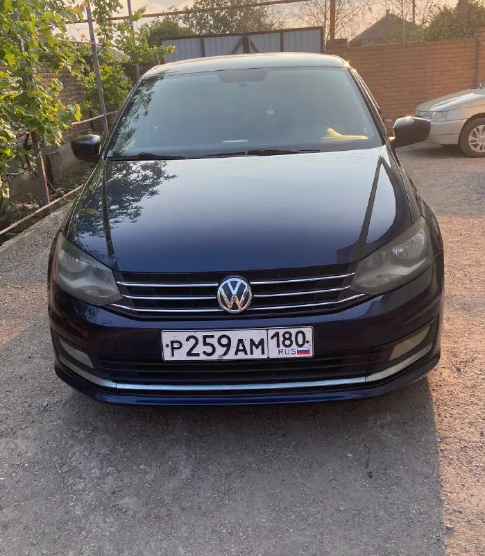 Продам личный автомобиль volkswagen polo 2015 года, двигатель 1,6 бензин, мкпп, пробег 175тыс. км. ,... - фотография