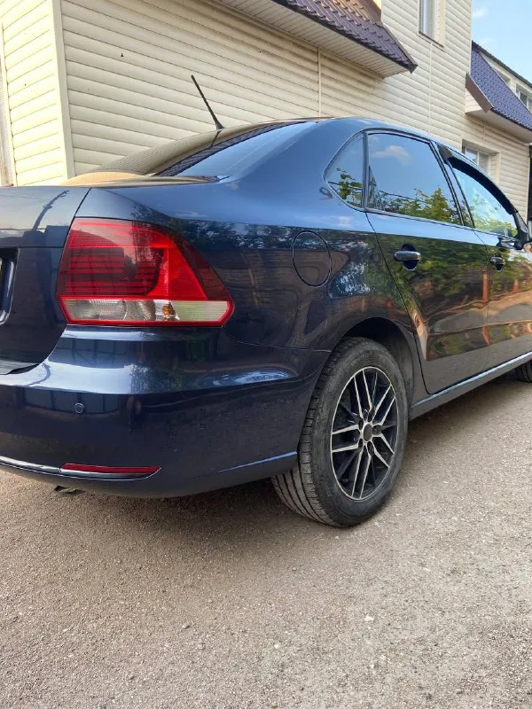 Продам личный автомобиль volkswagen polo 2015 года, двигатель 1,6 бензин, мкпп, пробег 175тыс. км. , автомобиль в отличном состоянии. комплектация: кондиционер, парктроник, подогрев сидений, обогрев лобового и заднего стекла, электрорегулировка зеркал, эур, abs, мультимедиа, aux, usb. автомобиль находится в мариуполе, вложений никаких не требует. цена 999 000 рублей. все интересующие вопросы по телефону +79497469982 торг у капота 📲 tg: @oksisweet 📞 звоните: +7(949)7469982 - фотография - 2