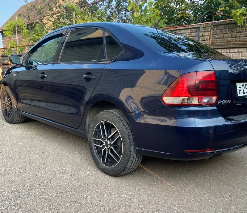 Продам личный автомобиль volkswagen polo 2015 года, двигатель 1,6 бензин, мкпп, пробег 175тыс. км. , автомобиль в отличном состоянии. комплектация: кондиционер, парктроник, подогрев сидений, обогрев лобового и заднего стекла, электрорегулировка зеркал, эур, abs, мультимедиа, aux, usb. автомобиль находится в мариуполе, вложений никаких не требует. цена 999 000 рублей. все интересующие вопросы по телефону +79497469982 торг у капота 📲 tg: @oksisweet 📞 звоните: +7(949)7469982 - фотография - 5