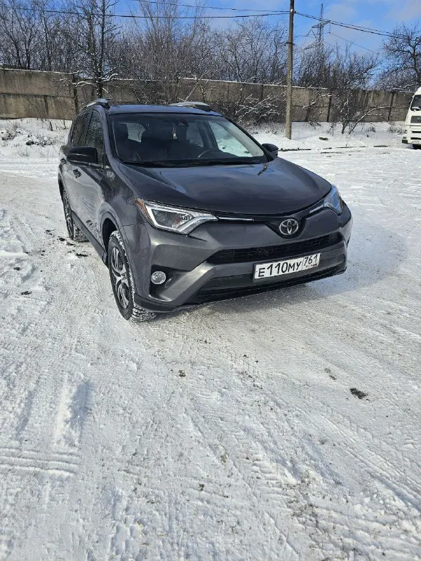 Продаю toyota rav 4, 2018 года выпуска, в идеальном состоянии полностью обслуженный, мотор 2.5 бензин на автомате( не вариатор), полный привод, пробег 112000км, территориально макеевка, в автомобиле установленн газ пропан последнего поколения зарегестрирован. цена автомобиля 2600000р. телефон +79493191335. 📲 tg: андрей 📞 звоните: +7(949)3191335 - фотография - 2