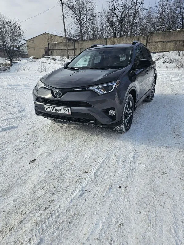 Продаю toyota rav 4, 2018 года выпуска, в идеальном состоянии полностью обслуженный, мотор 2.5 бензин на автомате( не вариатор), полный привод, пробег 112000км, территориально макеевка, в автомобиле установленн газ пропан последнего поколения зарегестрирован. цена автомобиля 2600000р. телефон +79493191335. 📲 tg: андрей 📞 звоните: +7(949)3191335 - фотография - 3