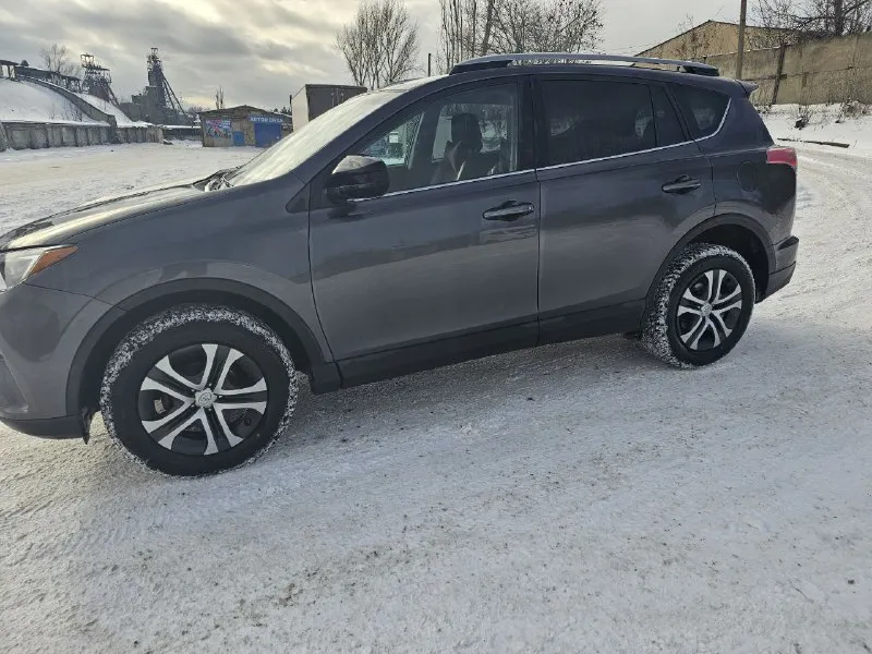 Продаю toyota rav 4, 2018 года выпуска, в идеальном состоянии полностью обслуженный, мотор 2.5 бензин на автомате( не вариатор), полный привод, пробег 112000км, территориально макеевка, в автомобиле установленн газ пропан последнего поколения зарегестрирован. цена автомобиля 2600000р. телефон +79493191335. 📲 tg: андрей 📞 звоните: +7(949)3191335 - фотография - 5