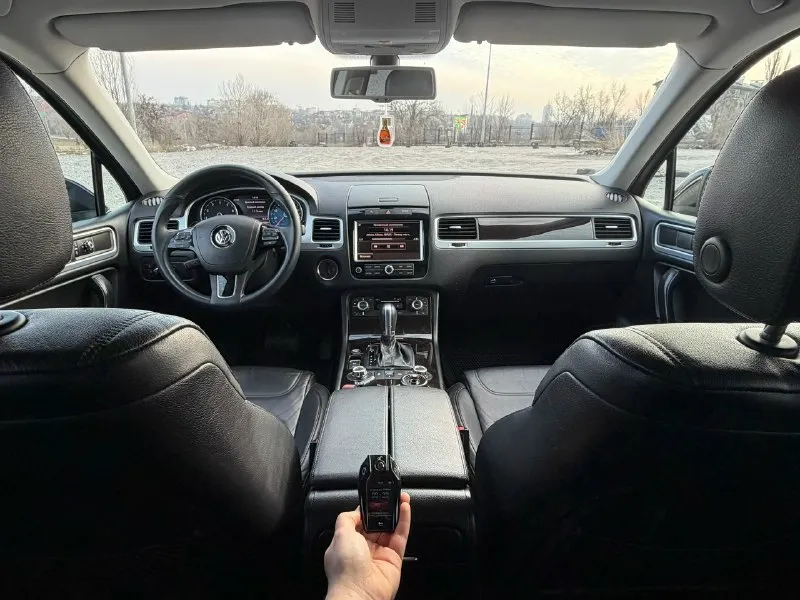 Продам volkswagen touareg nf 2011г. в 4wd мотор 3.6 бензин до налог 249 сил по птс 165т. км пробега сервисная книжка подтверждает то только у дилера до 23 года машина обслуживается полностью-vag сервисом с 23 года чеки на каждую работу. новые тормоза вентилируемые brembo, рычаги, саленблоки, балоны. чеки покажу. машина официальная(сборка немецкая) максимальная комплектация: музыка dynaudio+прошивка, память сидений, камера, лобовое с обогревом, оптика максимальная ксенон повороты и тд. кожа, авто затемнение, круиз, бесключевой доступ. start-stop сигнализация автозапуск 2 родных ключа и smart ключ сенсорный. коврики зима/лето по кузову окрасов нет-готов на проверки. я хозяин, любое оформление-любые проверки возможен обмен цена 1.800.000🍋 торг все вопросы по номеру +79494868553 📞 звоните: +7(949)4868553 - фотография - 4