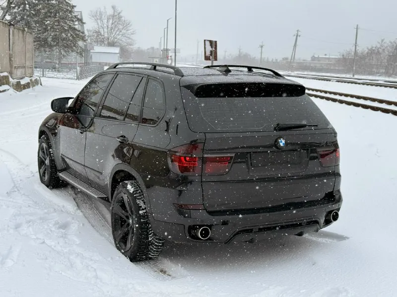 Г. донецк +7949-371-23-24 продам правильный х5 черный на черном 🔥 bmw x5 e70 m57 3.0 2011 год 😍 автомобиль в отличном состоянии как внешнем так и техническом 🔥 мотор часики, щепчет как игривая кошечка 🔥 акпп без вопросов 🔥 зелёная автотека 🍏 2 хозяина 🔥 родной пробег 297.500км 🔥 автомобиль в заводском окрасе, крашеные две детали, это капот от сколов и крышка багажника 🔥 заводское лобовое стекло 🔥 панорама работает во всех положениях 🔥 электроприводы сидений, климат контроль, камеры 360, все работает без нареканий 🔥 кузов отполирован и вскрыть керамикой в три слоя 🔥вид шикарный 🔥 думаю кто приедет смотреть на нем и уедет 🔥 если бы не приобретение недвижимости о продаже не было б и мыслей 🔥 реальному покупателю все покажу и расскажу более подробно 🔥 я собвственник, продаже с переоформление 🔥 цена 2070🍋торг у капота 📞 звоните: +7(949)3712324 - фотография - 2