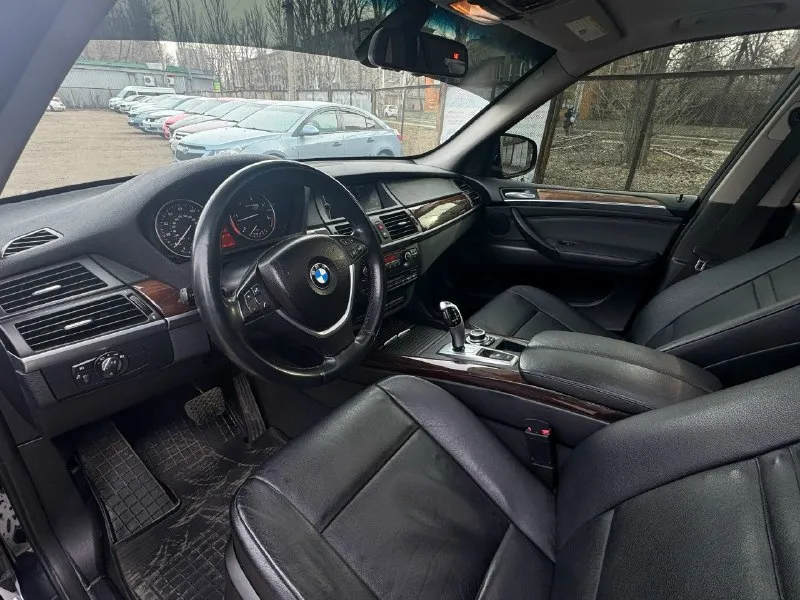 Г. донецк +7949-371-23-24 продам правильный х5 черный на черном 🔥 bmw x5 e70 m57 3.0 2011 год 😍 автомобиль в отличном состоянии как внешнем так и техническом 🔥 мотор часики, щепчет как игривая кошечка 🔥 акпп без вопросов 🔥 зелёная автотека 🍏 2 хозяина 🔥 родной пробег 297.500км 🔥 автомобиль в заводском окрасе, крашеные две детали, это капот от сколов и крышка багажника 🔥 заводское лобовое стекло 🔥 панорама работает во всех положениях 🔥 электроприводы сидений, климат контроль, камеры 360, все работает без нареканий 🔥 кузов отполирован и вскрыть керамикой в три слоя 🔥вид шикарный 🔥 думаю кто приедет смотреть на нем и уедет 🔥 если бы не приобретение недвижимости о продаже не было б и мыслей 🔥 реальному покупателю все покажу и расскажу более подробно 🔥 я собвственник, продаже с переоформление 🔥 цена 2070🍋торг у капота 📞 звоните: +7(949)3712324 - фотография - 6