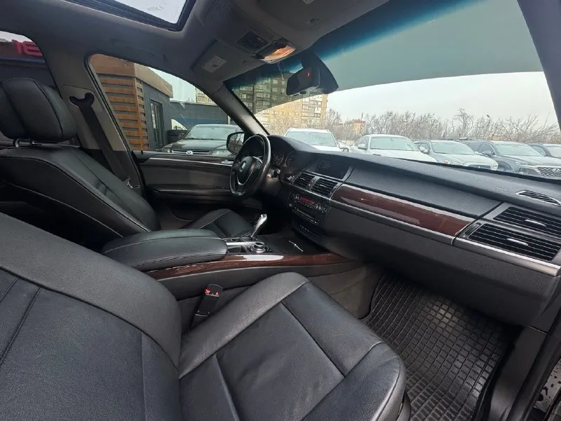 Г. донецк +7949-371-23-24 продам правильный х5 черный на черном 🔥 bmw x5 e70 m57 3.0 2011 год 😍 автомобиль в отличном состоянии как внешнем так и техническом 🔥 мотор часики, щепчет как игривая кошечка 🔥 акпп без вопросов 🔥 зелёная автотека 🍏 2 хозяина 🔥 родной пробег 297.500км 🔥 автомобиль в заводском окрасе, крашеные две детали, это капот от сколов и крышка багажника 🔥 заводское лобовое стекло 🔥 панорама работает во всех положениях 🔥 электроприводы сидений, климат контроль, камеры 360, все работает без нареканий 🔥 кузов отполирован и вскрыть керамикой в три слоя 🔥вид шикарный 🔥 думаю кто приедет смотреть на нем и уедет 🔥 если бы не приобретение недвижимости о продаже не было б и мыслей 🔥 реальному покупателю все покажу и расскажу более подробно 🔥 я собвственник, продаже с переоформление 🔥 цена 2070🍋торг у капота 📞 звоните: +7(949)3712324 - фотография - 7