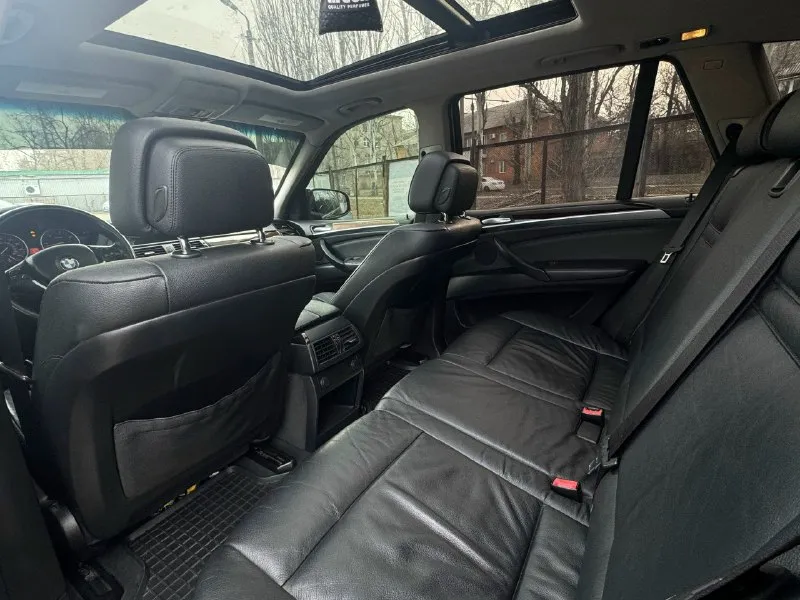 Г. донецк +7949-371-23-24 продам правильный х5 черный на черном 🔥 bmw x5 e70 m57 3.0 2011 год 😍 автомобиль в отличном состоянии как внешнем так и техническом 🔥 мотор часики, щепчет как игривая кошечка 🔥 акпп без вопросов 🔥 зелёная автотека 🍏 2 хозяина 🔥 родной пробег 297.500км 🔥 автомобиль в заводском окрасе, крашеные две детали, это капот от сколов и крышка багажника 🔥 заводское лобовое стекло 🔥 панорама работает во всех положениях 🔥 электроприводы сидений, климат контроль, камеры 360, все работает без нареканий 🔥 кузов отполирован и вскрыть керамикой в три слоя 🔥вид шикарный 🔥 думаю кто приедет смотреть на нем и уедет 🔥 если бы не приобретение недвижимости о продаже не было б и мыслей 🔥 реальному покупателю все покажу и расскажу более подробно 🔥 я собвственник, продаже с переоформление 🔥 цена 2070🍋торг у капота 📞 звоните: +7(949)3712324 - фотография - 8