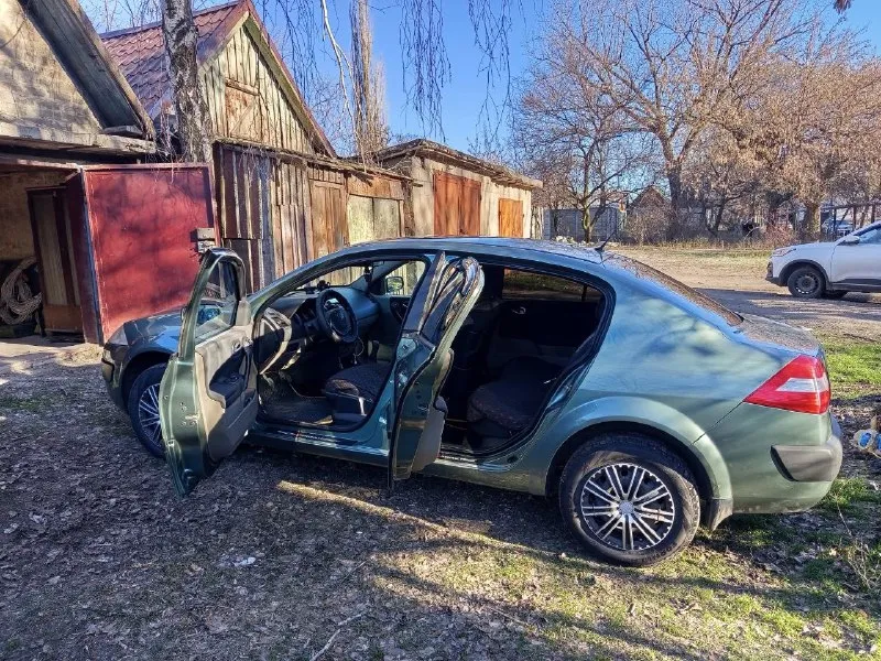 Продам renault меган 2 год выпуска: 2005год двигатель 1.6 мкпп пробег :215000 тыс авто в идеальном состоянии по технике все хорошо, недавно делался двигатель, а так же ходовая часть, в авто уверен, любые проверки с вашей стороны. также в комплект с авто отдам летний комплект резины на дисках в авто установлен авто звук. территориально г. донецк по всем остальным вопросам звоните по номеру: +79497134410 за авто хочу: 670тыс минимальный торг 📞 звоните: +7(949)7134410 - фотография - 4