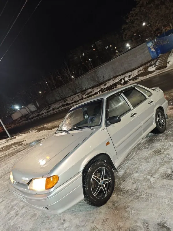 В продаже 2115, 2012 года. документы, местный постоянный учёт, все бумаги на руках. 1.6, работает мягко, без масложора, резвый. кпп - 5, все скоростя на своих местах, без хрустов. ходовая в норме, едет ровно, не гремит. резина новая зимняя, на красивом литье р14. печка греет хорошо, салон в отличном состоянии, ухоженный. музыка, электро стекла в исправном состоянии. по кузову на 4/5, страдают пороги!!! днище, лонжероны, стаканы в целости. по внешней части есть мелкие изъяны, смотрится хорошо. цена 215 тысяч ру. торх будеть. енакиево +79496791890 📞 звоните: +7(949)6791890 - фотография - 3