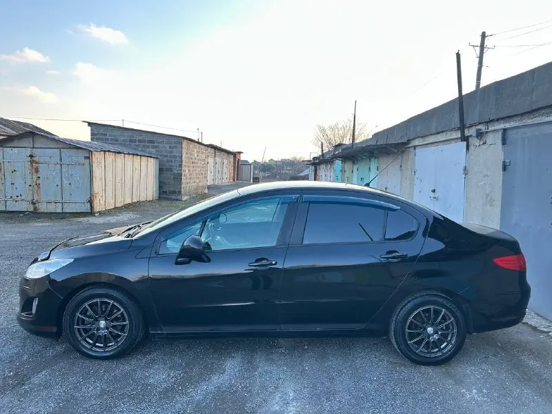 Продам peugeot 408, 2013 год двигатель 1.6 бензин, акпп асин полноценный автомат 6 ступенчатый, авто в отличном состоянии самая максимальная комплектация, в дтп авто не участвовал, прошла полное т. о заменены все фильтра масла, вложения не требует, климат контроль полный эльктро пакет, подогревы сидения, мульти руль, круиз контроль датчик света датчик дождя, мультимедиа андроид камера заднего вида, сигнализация сервисная книга новая зимняя резина в подарок отдам летний комплект колес, по документам полный порядок любой вид оформления, цена 650.000 р тел +79494999723 мариуполь 📲 tg: в 📞 звоните: +7(949)4999723 - фотография - 5