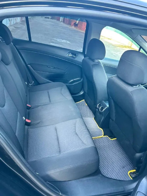 Продам peugeot 408, 2013 год двигатель 1.6 бензин, акпп асин полноценный автомат 6 ступенчатый, авто в отличном состоянии самая максимальная комплектация, в дтп авто не участвовал, прошла полное т. о заменены все фильтра масла, вложения не требует, климат контроль полный эльктро пакет, подогревы сидения, мульти руль, круиз контроль датчик света датчик дождя, мультимедиа андроид камера заднего вида, сигнализация сервисная книга новая зимняя резина в подарок отдам летний комплект колес, по документам полный порядок любой вид оформления, цена 650.000 р тел +79494999723 мариуполь 📲 tg: в 📞 звоните: +7(949)4999723 - фотография - 7