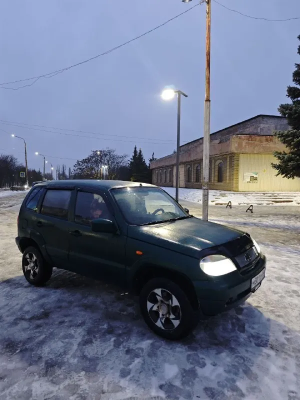 Продам chevrolet ниву 4х4, 2006 года. документы птс, стс, дкп. 1.7, инжектор, бодрый. кпп - 5, все на месте. ходовая в порядке, не гремит. раздатка работает чётко. кузов целый, не гнилой, не ржавый. гур, электро стекла, музыка, центральный замок, на красивом литье. салон теплый, не где не задувает. цена 365.000 рублей, торг уместен. енакиево +79495819526 📲 tg: митя 📞 звоните: +7(949)5819526 - фотография - 2