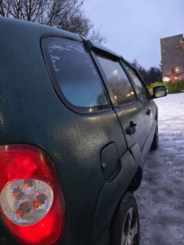Продам chevrolet ниву 4х4, 2006 года. документы птс, стс, дкп. 1.7, инжектор, бодрый. кпп - 5, все на месте. ходовая в порядке, не гремит. раздатка работает чётко. кузов целый, не гнилой, не ржавый. гур, электро стекла, музыка, центральный замок, на красивом литье. салон теплый, не где не задувает. цена 365.000 рублей, торг уместен. енакиево +79495819526 📲 tg: митя 📞 звоните: +7(949)5819526 - фотография - 4