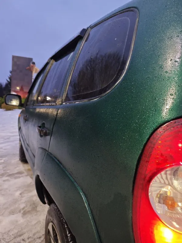 Продам chevrolet ниву 4х4, 2006 года. документы птс, стс, дкп. 1.7, инжектор, бодрый. кпп - 5, все на месте. ходовая в порядке, не гремит. раздатка работает чётко. кузов целый, не гнилой, не ржавый. гур, электро стекла, музыка, центральный замок, на красивом литье. салон теплый, не где не задувает. цена 365.000 рублей, торг уместен. енакиево +79495819526 📲 tg: митя 📞 звоните: +7(949)5819526 - фотография - 5