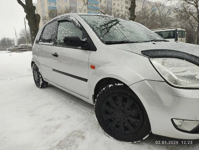 Продам ford фиеста 2004г двигатель 1,6 кпп механика кондиционер (работает) новый акб два комплекта резины по ходовой и кузову без проблем авто находится в мариуполе цена 380т. руб звонить +79497529629 +79490873487 📲 tg: слава 📞 звоните: +7(949)7529629 - фотография - 6