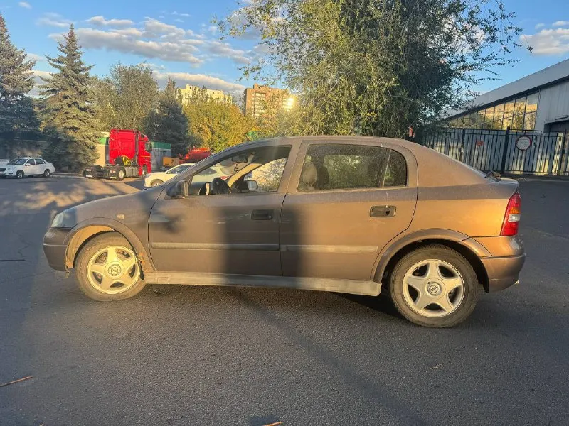 Продам opel astra g в красивом цвете! кузов в хорошем состоянии, но присутствуют следи эксплуатации! 1,6 16ти клапанный, работает как швейцарские часы. нигде ничего не течет! коробка без вопросов и подтеков. не грустит, не выбивает. ходовая часть также без вопросов. все записи по обслуживанию предоставлю. машина пригнана из германии, я второй владелец по рф! богатая комплектация 4 стеклоподъемника, подушки, abs, регулировка руля, кондиционер, в круг дисковые тормоза, заводские диски r15, птф дополнительно установил led дампы на ближний свет. машина на газу!!! салон в достойном состоянии. хорошо уступлю у капота. машина личная, не перекуп. любые проверки на сто цена 360т рублей. торг только у капота! возможен обмен с вашей доплатой. осмотр г. донецк(можно где-то встретиться) телефон +7 (949) 382-16-41 📲 tg: @z_igor1 📞 звоните: +7(949)3821641 - фотография - 4