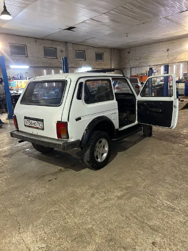 Ваз нива 2121 машина в идеальном состоянии кузов в отличном состоянии дно в идеале как новое двигатель работает идеально, все настроено сделано работает отлично раздатка работает идеально коробка на выбивает переключает отлично ходовая вся перебрана без единого звука, новые тормозные диски, колодки, раздатка новая, тормоза новые от нивы тревел стоят, мосты все идеал, дворники работает, омыватель работает, все стекла целые даже лобовое, люфтованная, красивые диски на грязевой резине, салон в идеале очень ухоженный, лед фары светят очень красиво, балка на крышу работает, пороги подножки стоят, короче отличная нива осмотр макеевка донецк если нужно за отдельную плату могу привезти куда нужно цена 285 000 +7 (949) 638-01-13 - фотография - 3