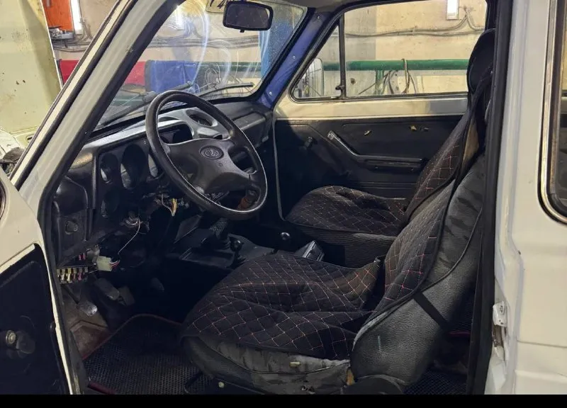 Ваз нива 2121 машина в идеальном состоянии кузов в отличном состоянии дно в идеале как новое двигатель работает идеально, все настроено сделано работает отлично раздатка работает идеально коробка на выбивает переключает отлично ходовая вся перебрана без единого звука, новые тормозные диски, колодки, раздатка новая, тормоза новые от нивы тревел стоят, мосты все идеал, дворники работает, омыватель работает, все стекла целые даже лобовое, люфтованная, красивые диски на грязевой резине, салон в идеале очень ухоженный, лед фары светят очень красиво, балка на крышу работает, пороги подножки стоят, короче отличная нива осмотр макеевка донецк если нужно за отдельную плату могу привезти куда нужно цена 285 000 +7 (949) 638-01-13 - фотография - 6