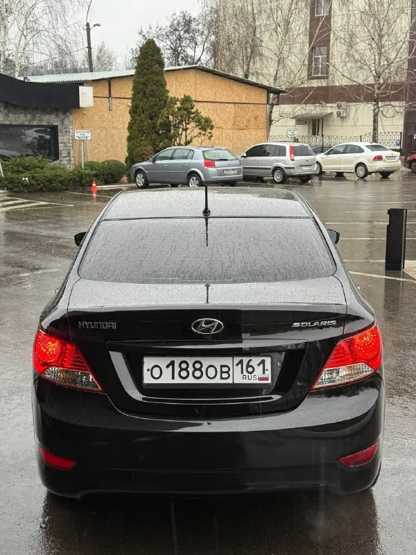 Продается hyundai solaris 2012 год 1.4 мкпп хендай солярис цена: 685.000 руб + разумный торг реальному покупателю тел: +7-949-024-81-88 - 1 собственник -мотор на отлично не дымит не троит работает ровно масло не есть -коробка работает отлично не хрустит не выбивает все передачи работают -по ходовой также без нареканий не стучит не гремит -пробег 187.000 км родной 100% -автотека зеленая (без дтп ) - все стекла родные вкл лобовое - по салону чистый и опрятный только после химчистки - пороги, низа дверей и днище в отлично состояние рыжиков и гнили нету - 2 комплекта колес зима-лето - из последнего поменял масло в двс и фильтра, свечи, лампочки вкруг, и щетки дворников - по электрике без нареканий работает каждая лампочка и кнопочка - состояние сел и поехал делать ничего не нужно -печка греет, кондиционер холодит - переоформление без проблем могу присутствовать в мрэо - по документам кристально чистая без штрафов, запретов и. т.д - осмотр макеевка центр - фотография - 3