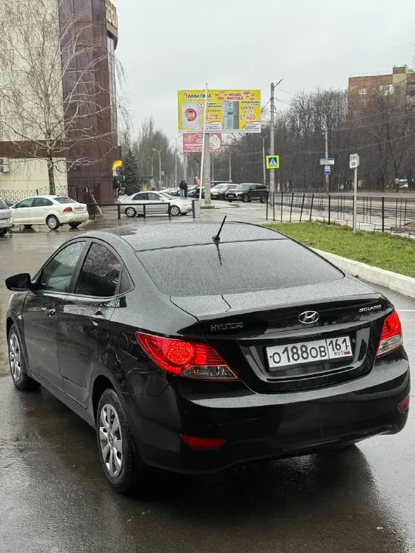 Продается hyundai solaris 2012 год 1.4 мкпп хендай солярис цена: 685.000 руб + разумный торг реальному покупателю тел: +7-949-024-81-88 - 1 собственник -мотор на отлично не дымит не троит работает ровно масло не есть -коробка работает отлично не хрустит не выбивает все передачи работают -по ходовой также без нареканий не стучит не гремит -пробег 187.000 км родной 100% -автотека зеленая (без дтп ) - все стекла родные вкл лобовое - по салону чистый и опрятный только после химчистки - пороги, низа дверей и днище в отлично состояние рыжиков и гнили нету - 2 комплекта колес зима-лето - из последнего поменял масло в двс и фильтра, свечи, лампочки вкруг, и щетки дворников - по электрике без нареканий работает каждая лампочка и кнопочка - состояние сел и поехал делать ничего не нужно -печка греет, кондиционер холодит - переоформление без проблем могу присутствовать в мрэо - по документам кристально чистая без штрафов, запретов и. т.д - осмотр макеевка центр - фотография - 5