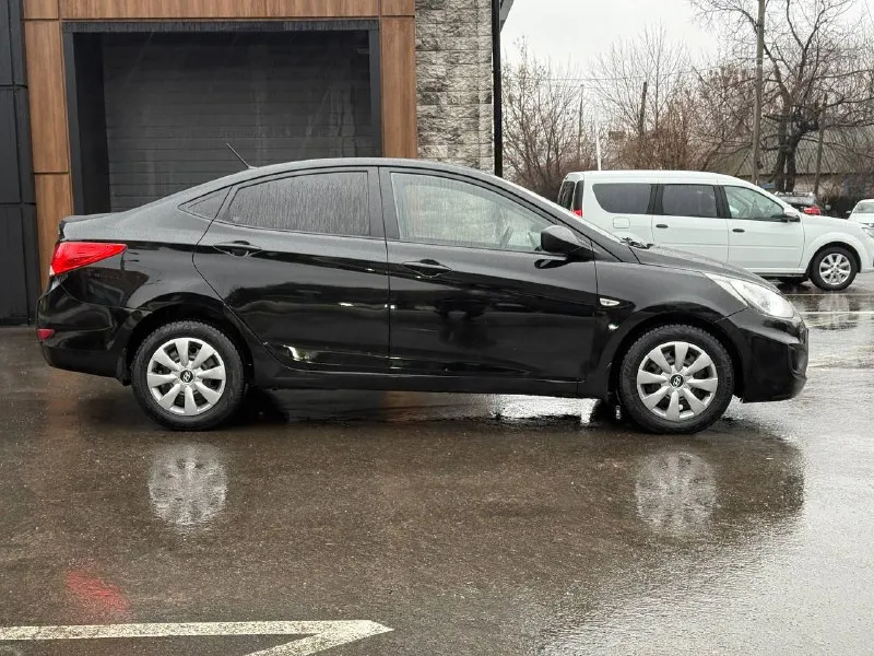 Продается hyundai solaris 2012 год 1.4 мкпп хендай солярис цена: 685.000 руб + разумный торг реальному покупателю тел: +7-949-024-81-88 - 1 собственник -мотор на отлично не дымит не троит работает ровно масло не есть -коробка работает отлично не хрустит не выбивает все передачи работают -по ходовой также без нареканий не стучит не гремит -пробег 187.000 км родной 100% -автотека зеленая (без дтп ) - все стекла родные вкл лобовое - по салону чистый и опрятный только после химчистки - пороги, низа дверей и днище в отлично состояние рыжиков и гнили нету - 2 комплекта колес зима-лето - из последнего поменял масло в двс и фильтра, свечи, лампочки вкруг, и щетки дворников - по электрике без нареканий работает каждая лампочка и кнопочка - состояние сел и поехал делать ничего не нужно -печка греет, кондиционер холодит - переоформление без проблем могу присутствовать в мрэо - по документам кристально чистая без штрафов, запретов и. т.д - осмотр макеевка центр - фотография - 7