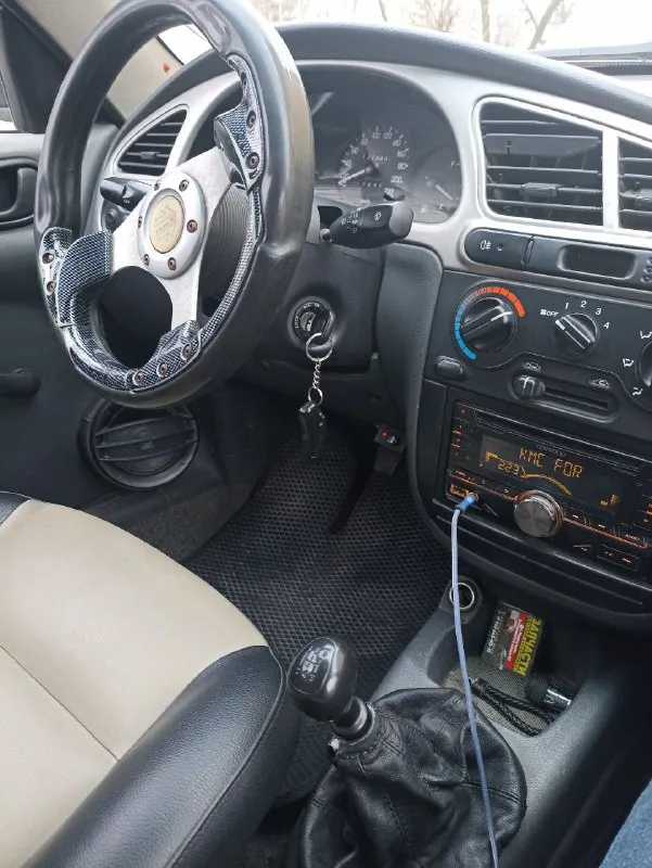 Продам рабочую машину дэо ланос (сенс) 2009 год мотор 1.3 коробка механика бензин, пробег 275 тыс км, цена 275тыс ₽ техническое состояние хорошее, вся ходовая перебиралась 2 недели назад, печка обслужена вся, стаканы, лонжероны, днище, бордюры целые, коробка перебиралась месяц назад, сигнализация, центральный замок, сел поехал, новая резина, на авто работает все, мотор коробка отлично, сиденья передние опелевские кожа, хорошая музыка, документы в порядке, все вопросы по тел +79770164948 мариуполь, торг, - фотография - 6