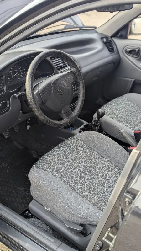 Продаю 📣 lanos с максимальной комплектацией 2012 год пробег 159 000 тысяч родного точно родного смотрите авто теку двигатель 1.5 бензин работает идеально масло от замены до замены коробка механика работает идеально не хрустит не скрипит просто идеально работает ходовая часть тоже работает идеально не стучит не скрипит не бьет не где не чего автомобиль без единого подкраска не где и не разу у автомобиля один владелец за всю историю его существования есть все документы по эксплуатации автомобиля целый пакет документов кому нужно все покажу у автомобиля работает кондиционер работает точно печка греет идеально можно ездить в одной футболки стекло подъемники работают быстро нормально стоит простенькая акустика салон идеальный не единой дырочки не прокуренный днище в идеальном состоянии состоянии автомобиля идеальное все работает каждая лампочка 💡 каждый поворотик каждая кнопочка цена 385 000 рублей возможно обмен на обмен цена другая звоните подробнее расскажу +79490887512 - фотография - 7