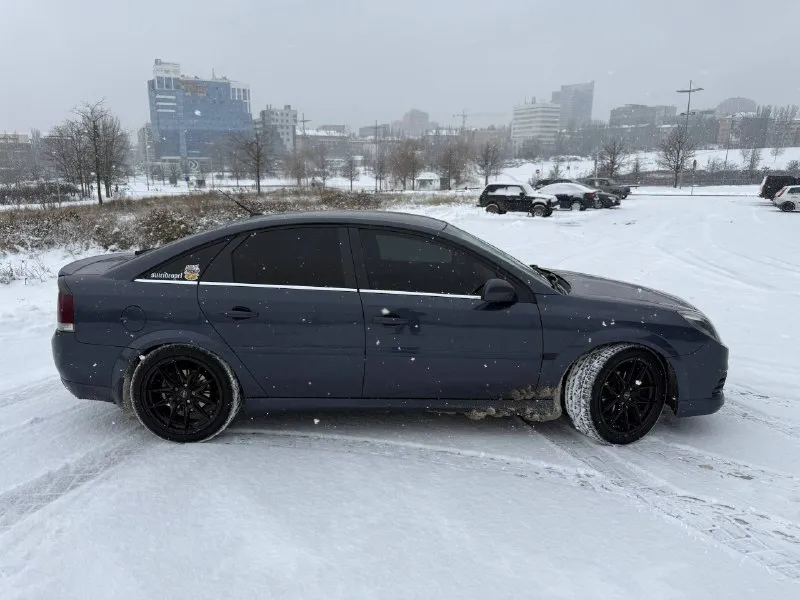 Продам opel vectra c 1.9 дизель. по машине для себя установил контурную подсветку салона. установлен планшет на android, в штатные места. регистратор и камера заднего вида. заводские фары с адаптивным светом. (поворачивают в сторону кручения рули, и подсвечивают слепые зоны) коробка 6 ступка. машина бодрая, резвая и хорошо стоит на дороге. цена 700.000₽ торг. по всем интересующим вопросам звоните +79498520220 📲 tg: @hellchik1 📞 звоните: +7(949)8520220 - фотография - 5