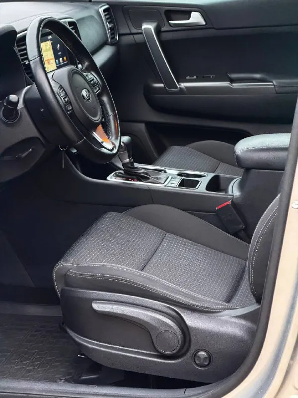Kia sportage
Год выпуска - 2017
Пробег - 139.000км
Двигатель - 2.0 бензин
Кпп - автомат
Цена - 1.950.000₽
Тел. +79493902663
Либо - +79496799814
Автомобиль в шикарном состоянии, без каких либо повреждений или изъянов. Не битая и не крашенная не одна деталь. Родной пробег, любые проверки. Двигатель работает тихо и ровно. Чистый и ухоженный салон. Техническая часть на 5+ хорошая комплектация: подогревы всех сидений и руля; сигнализация с автозапуском; 2 пары ключей и брелков; мультируль; штатная сенсорная мультимедиа со всеми современными плюшками. Отличная акустика; круиз-контроль; помощь при подъеме и спуске; двухзонный климат-контроль; штатные диски r-17 на зимней резине yokohama + комплект летней в подарок; полный бортовой компьютер; abs; airbag; 2 пары ключей; камера заднего вида; электроскладываемые зеркала с подогревом; установлены bi led лампы ( светят шикарно ) круиз-контроль; датчик света и дождя и многое другое. Кто ищет достойный, целый
📲 Tg: @vladimir_23_23_23
📞 Звоните: +7(949)3902663 - фотография - 6