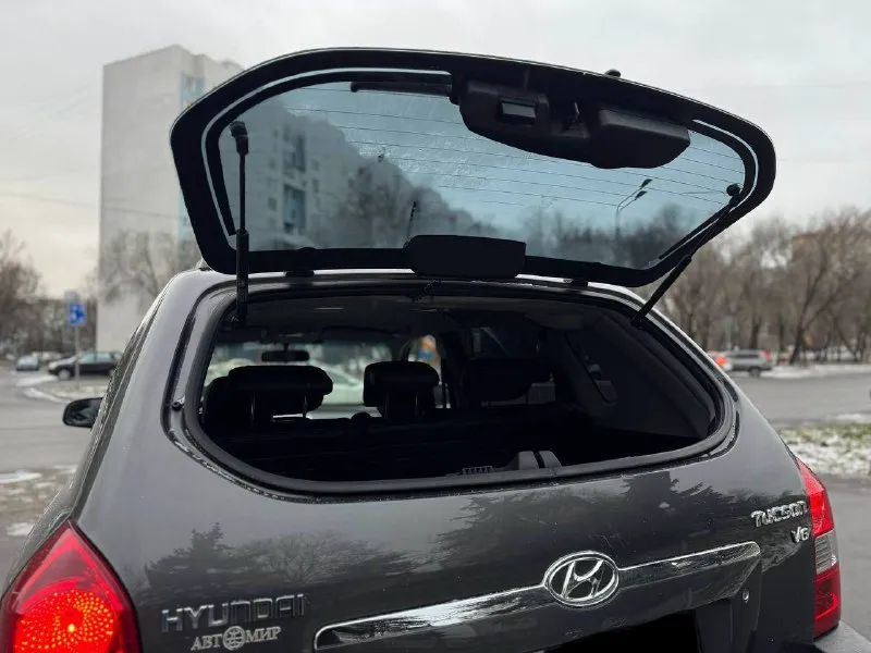 В продаже автомобиль hyundai tucson 2008 года выпуска возможен обмен автомобиль в отличном состоянии! 1 владелец! 2 ключа, сервисные книги. 187.000 км пробег 2.7 бензин, работает отлично, не троит и не дымит. полностью обслужен! коробка передач обычный автомат, переключает идеально, без пинков и рывков. ходовая также обслужена. полный привод! кожаный салон в отличном состоянии по документам полный порядок, возможен любой вид переоформления осмотр донецк цена 860.000 ₽, возможен торг у автомобиля! ☎️ +7 (949) 628-72-17 📞 звоните: +7(949)6287217 - фотография - 10