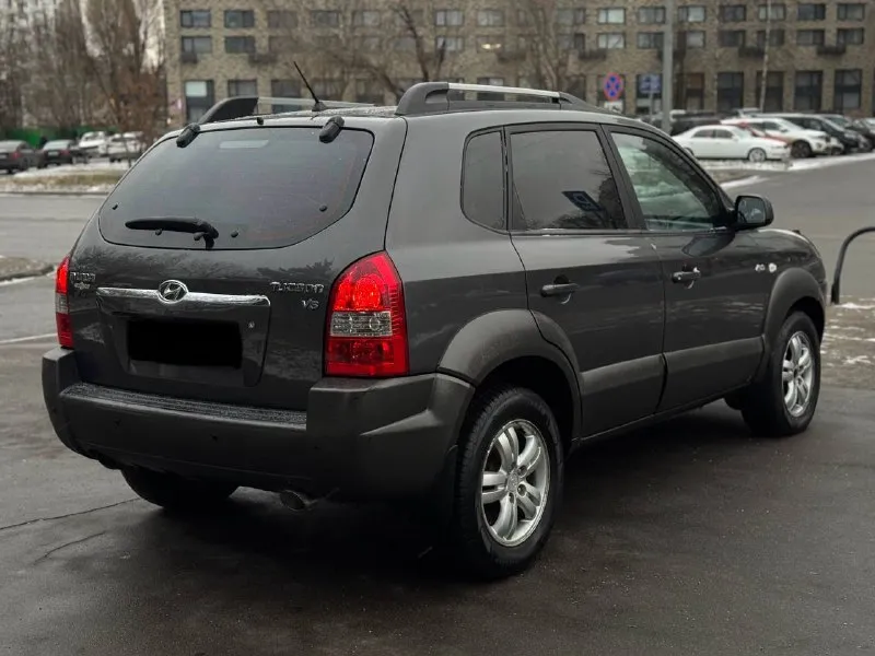 В продаже автомобиль hyundai tucson 2008 года выпуска возможен обмен автомобиль в отличном состоянии! 1 владелец! 2 ключа, сервисные книги. 187.000 км пробег 2.7 бензин, работает отлично, не троит и не дымит. полностью обслужен! коробка передач обычный автомат, переключает идеально, без пинков и рывков. ходовая также обслужена. полный привод! кожаный салон в отличном состоянии по документам полный порядок, возможен любой вид переоформления осмотр донецк цена 860.000 ₽, возможен торг у автомобиля! ☎️ +7 (949) 628-72-17 📞 звоните: +7(949)6287217 - фотография - 2