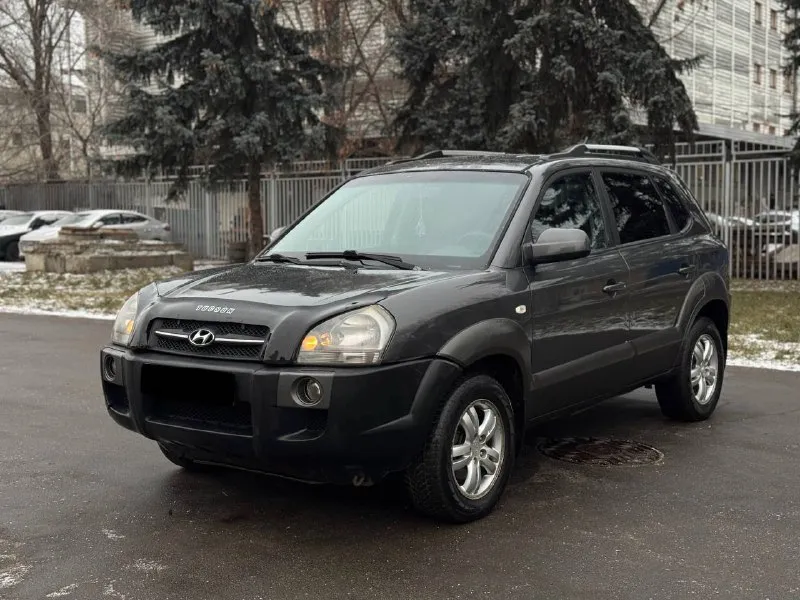 В продаже автомобиль hyundai tucson 2008 года выпуска возможен обмен автомобиль в отличном состоянии! 1 владелец! 2 ключа, сервисные книги. 187.000 км пробег 2.7 бензин, работает отлично, не троит и не дымит. полностью обслужен! коробка передач обычный автомат, переключает идеально, без пинков и рывков. ходовая также обслужена. полный привод! кожаный салон в отличном состоянии по документам полный порядок, возможен любой вид переоформления осмотр донецк цена 860.000 ₽, возможен торг у автомобиля! ☎️ +7 (949) 628-72-17 📞 звоните: +7(949)6287217 - фотография - 3